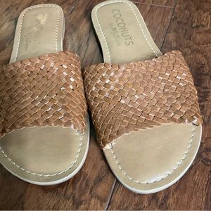 Coconuts by Matisse Womens tan sandals, size 7M